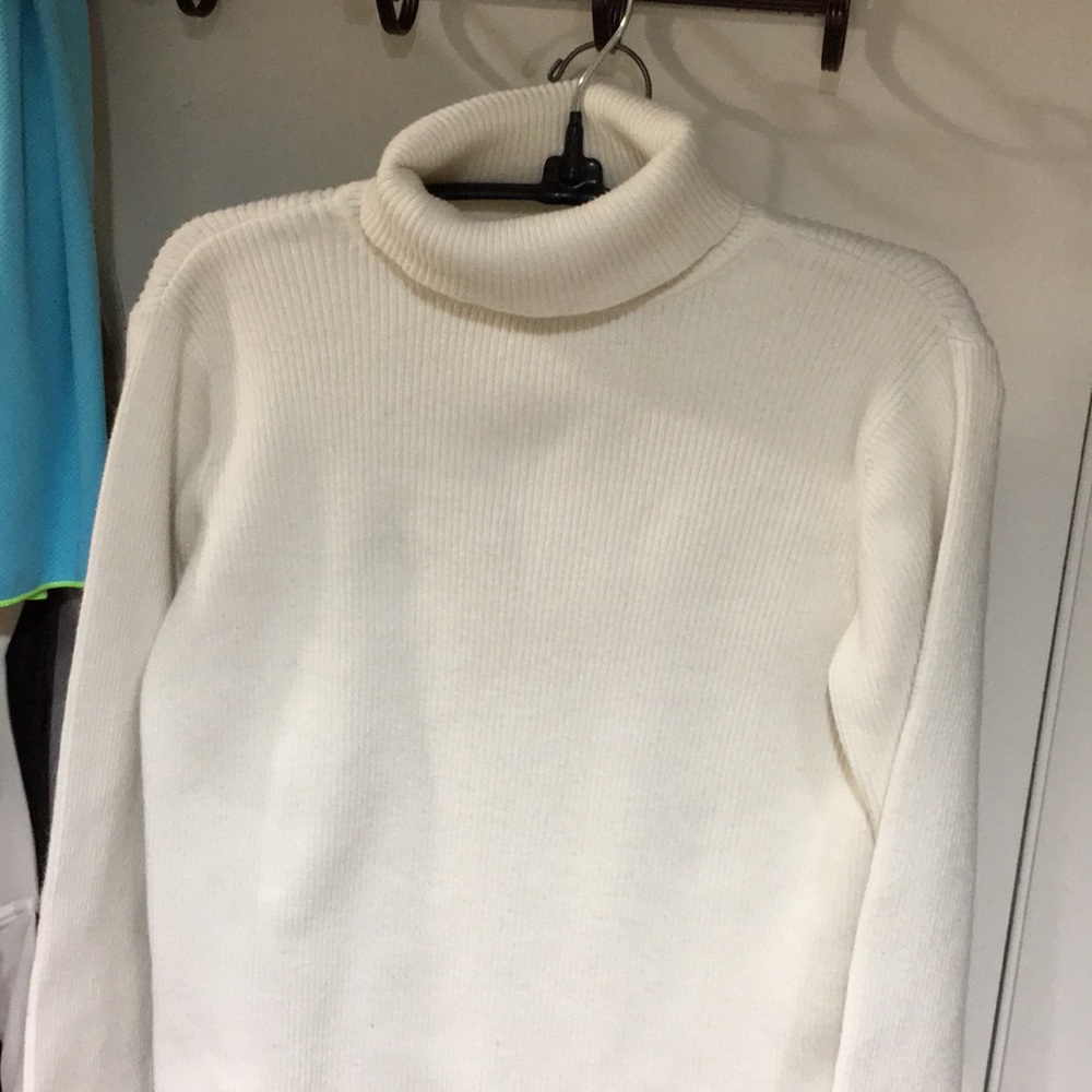 Liz Claiborne white ribbed turtleneck